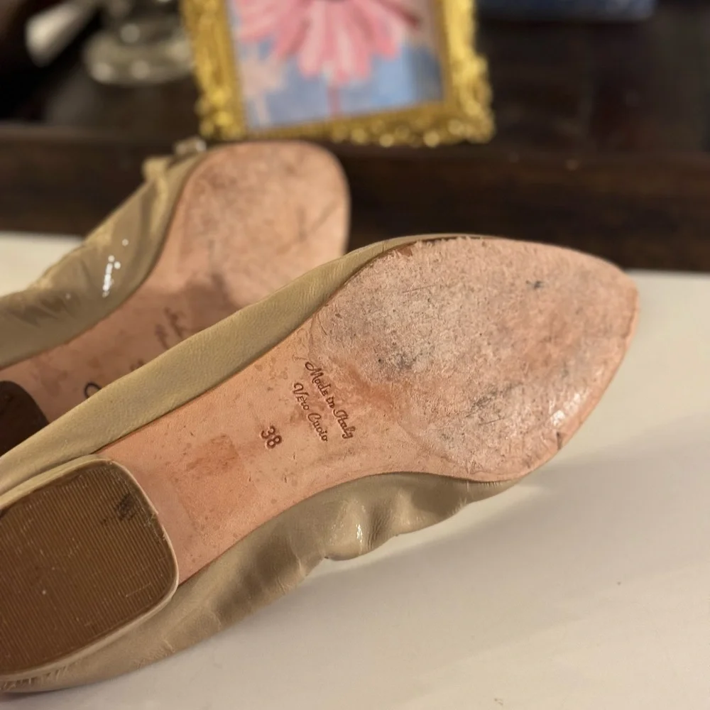 BUTTER MADE IN ITALY TAUPE PATENT LEATHER BOW BALLOT FLATS!